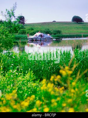 Parte superiore del Lough Erne, Co Fermanagh, Irlanda; Barca vicino castello Crom Foto Stock