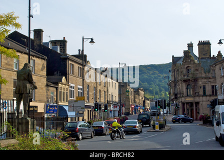 Occupato Kirkgate guardando verso il Chevin in Otley Leeds West Yorkshire Foto Stock