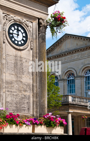 Clock Tower con la sottoscrizione di camere in backgroud, Stroud, Gloucestershire, Cotswolds, REGNO UNITO Foto Stock