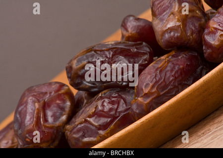 Freschi e deliziosi date organico sul piatto di legno Foto Stock