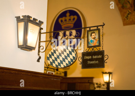 Un cartello indica il supporto per royalty bavarese a un habitué' tabella (Stammtisch) nel Hofbraeuhaus a Monaco di Baviera, Germania. Foto Stock