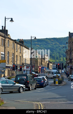 Occupato Kirkgate guardando verso il Chevin in Otley Leeds West Yorkshire Foto Stock