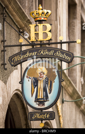 Un segno per il Muencher Kindl Stuben presso il Hofbraeuhaus a Monaco di Baviera, Germania. Foto Stock