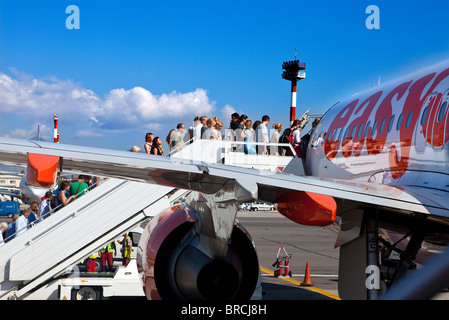 I passeggeri a bordo di un volo EasyJet aeroporto di Corfù. Foto Stock