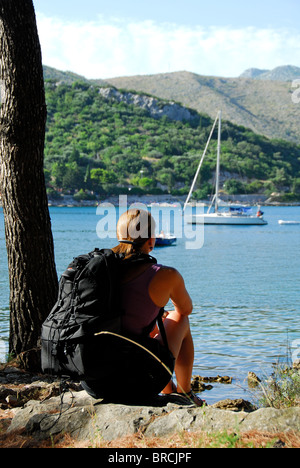 ZATON VELIKI, vicino a Dubrovnik, Croazia. Una femmina di escursionista in appoggio e con vista sulla baia di Zaton. 2010. Foto Stock