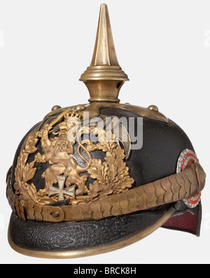 Un casco per un ufficiale di riserva, del reggimento di fanteria della Guardia di vita di Hessian n. 115 corpo in pelle con supporti in ottone, piastra a corona a croce in stile Hessian con punta scanalata, emblema di leone dorato con rami in rovere e alloro e croce di riserva, in cima a una vecchia scroll '1621'. Scale di metallo convesse. Scarafaggio bianco-rosso e guacatura imperiale. Fodera in seta marrone a coste. La lacca ha un effetto craquelure. Casco raro, come questa forma è stata indossata solo durante il periodo, dicembre 1871 - 1897, fino all'introduzione dei caschi montati in argento. Storico, storico, 19th secolo, Lui, Foto Stock