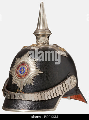 Un casco modello 1860 per un ufficiale generale del personale, del Granducato di Assia-Kassel un corpo in pelle con supporti argentati, piastra a corona trasversale con piccole stelle dorate, una punta scanalata, piatti in metallo nichelato-argento, la cockade Hessian in pelle, Ed un emblema a stella nichel-argento per l'Ordine di Ludwig con un centro smaltato. Il bordo del medaglione è scheggiato. La cima posteriore è rivestita di velluto rosso. Felpa in pelle Marocco. Rivestimento mancante. Casco molto raro dell'Esercito di Assia-Kassel, che fu sciolto nel 1866. In bella condizione. Storico, histori, Foto Stock