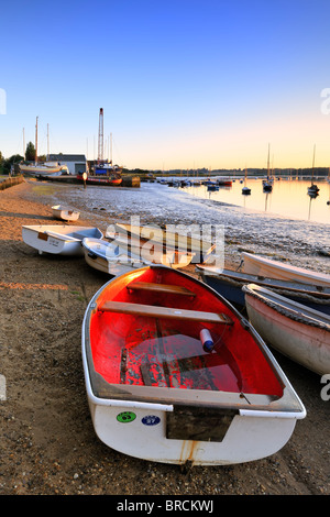 Barche in riva all'alba - Waldringfield, Suffolk - Inghilterra Foto Stock