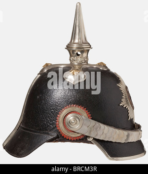 Un casco modello 1860 per un ufficiale generale del personale, del Granducato di Assia-Kassel un corpo in pelle con supporti argentati, piastra a corona trasversale con piccole stelle dorate, una punta scanalata, piatti in metallo nichelato-argento, la cockade Hessian in pelle, Ed un emblema a stella nichel-argento per l'Ordine di Ludwig con un centro smaltato. Il bordo del medaglione è scheggiato. La cima posteriore è rivestita di velluto rosso. Felpa in pelle Marocco. Rivestimento mancante. Casco molto raro dell'Esercito di Assia-Kassel, che fu sciolto nel 1866. In bella condizione. Storico, histori, Foto Stock