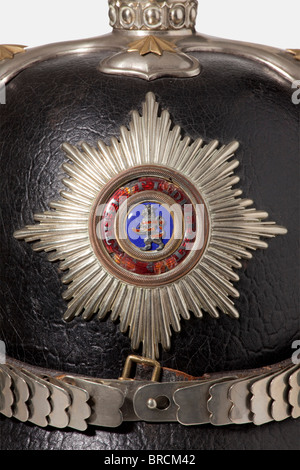 Un casco modello 1860 per un ufficiale generale del personale, del Granducato di Assia-Kassel un corpo in pelle con supporti argentati, piastra a corona trasversale con piccole stelle dorate, una punta scanalata, piatti in metallo nichelato-argento, la cockade Hessian in pelle, Ed un emblema a stella nichel-argento per l'Ordine di Ludwig con un centro smaltato. Il bordo del medaglione è scheggiato. La cima posteriore è rivestita di velluto rosso. Felpa in pelle Marocco. Rivestimento mancante. Casco molto raro dell'Esercito di Assia-Kassel, che fu sciolto nel 1866. In bella condizione. Storico, histori, Foto Stock