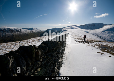 Solitarie Passeggiate inverno sul suo modo al famoso di estensione del bordo di salita Helvellyn nel Parco Nazionale del Distretto dei Laghi, Inghilterra. Foto Stock