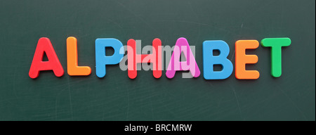 Il termine alfabeto colorato in lettere su una lavagna. Foto Stock