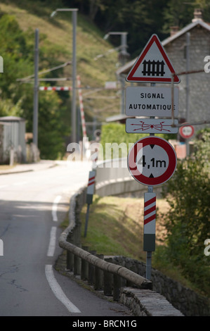 Stazione ferroviaria francese unmanned passaggio a livello vicino al villaggio di Landry, Tarentaise, Savoie, Francia Foto Stock