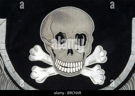 Un panno di timpano, per un velluto nero con bordo in pizzo d'argento, con chiusura in una frangia d'argento. Cinque pannelli, quello centrale che porta un'aquila ricamata d'argento (prima forma) di altissima qualità con le piume raccolte in nero. Una testa di morte broccata d'argento scuro su ossa di broccato d'argento chiaro, ognuna con applicazioni da bianco a grigio argento, su ciascuno dei suoi pannelli vicini a sinistra e a destra. Con schienale in cotone nero. Completo di tutte le bande nere in seta grecata e cinghie in pelle. Dimensioni ca. 200 x 30 cm. Estremamente raro e possi, Foto Stock