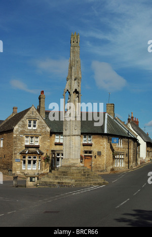 La regina Eleonora Croce nel villaggio di Geddington, Northamptonshire Foto Stock