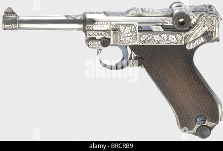 Un Parabellum DWM 1915/1920 in calibro 7.65 Parabellum, inciso, argentato, no 5854g. Esternamente con numeri corrispondenti. Foro luminoso con contrassegno di tenuta corona/'N'. Sulla camera contrassegnata con '1915/1920', sul tirante di commutazione anteriore stampigliato 'DWM'. Vari timbri di accettazione imperiali. Pistola riccamente decorata con temporanea, ma più tardi in foglia di quercia incisione su superficie con guancia e argentato (scuro). Piccole parti brunite. Pannelli di presa in noce. Caricatore in lamiera placcato nichel con base in legno, numerato e senza difetti. Piccole imperfezioni su entrambi i lati della base di legno. Come nuovo ov, Foto Stock