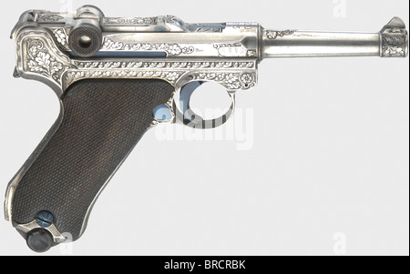 Un Parabellum DWM 1915/1920 in calibro 7.65 Parabellum, inciso, argentato, no 5854g. Esternamente con numeri corrispondenti. Foro luminoso con contrassegno di tenuta corona/'N'. Sulla camera contrassegnata con '1915/1920', sul tirante di commutazione anteriore stampigliato 'DWM'. Vari timbri di accettazione imperiali. Pistola riccamente decorata con temporanea, ma più tardi in foglia di quercia incisione su superficie con guancia e argentato (scuro). Piccole parti brunite. Pannelli di presa in noce. Caricatore in lamiera placcato nichel con base in legno, numerato e senza difetti. Piccole imperfezioni su entrambi i lati della base di legno. Come nuovo ov, Foto Stock