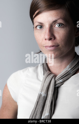 Inquadratura di un felice donna di mezza età Foto Stock