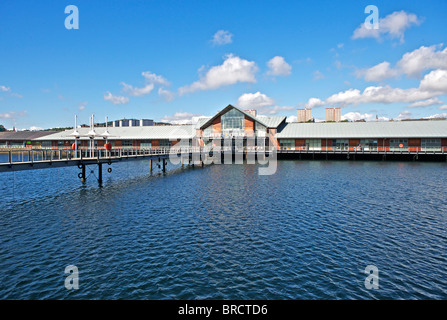 Situato intorno alla ex Victoria Quay a Dundee's waterfront, City Quay è un punto di vendita al dettaglio, il tempo libero e lo sviluppo di hotel. Foto Stock