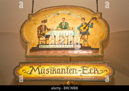Un segno per un habitué' tabella (Stammtisch) per musicisti con il Hofbraeuhaus a Monaco di Baviera, Germania. Foto Stock