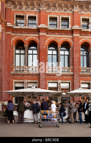 Relax nel John Madejski Garden presso il Victoria and Albert Museum Foto Stock