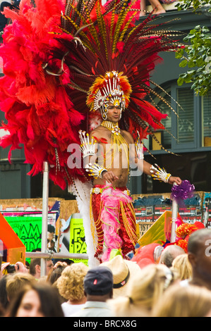 Un colorato e costume maschile performer di strada a bordo di un galleggiante in 2009 il carnevale di Notting Hill Foto Stock