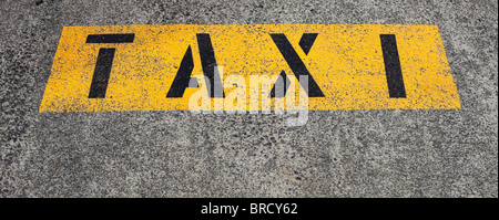 Il termine taxi scritto sull'asfalto segnando un taxi. Foto Stock