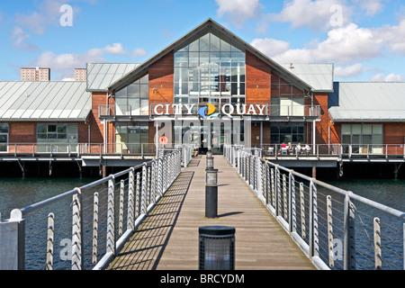 Situato intorno alla ex Victoria Quay a Dundee's waterfront, City Quay è un punto di vendita al dettaglio, il tempo libero e lo sviluppo di hotel. Foto Stock