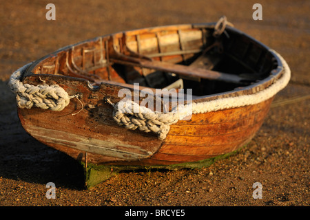 Un tradizionale in legno barca a remi sulla ghiaia. Foto Stock