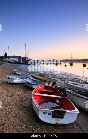Barche in riva all'alba - Waldringfield, Suffolk - Inghilterra Foto Stock