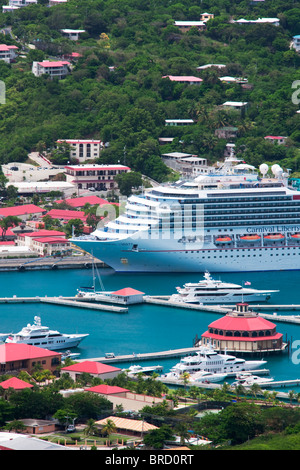 Barche nel porto di Charlotte Amalle con la nave di crociera. San Tommaso. Isole Vergini americane. Foto Stock