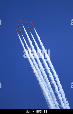 Il Royal Air Force Aerobatic Team, le frecce rosse, visualizzazione a Eastbourne, East Sussex, Inghilterra. Foto Stock