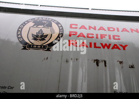 Canadian Pacific Railway logo sul nolo auto nel cantiere ferroviario in North Vancouver BC British Columbia Canada Foto Stock