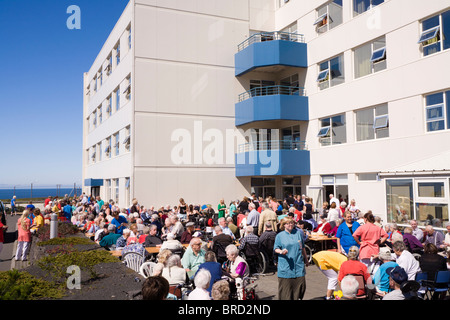 Barbecue esterno per la vecchiaia Le persone che vivono in Hrafnista, una casa per anziani a Hafnarfjordur, una maggiore area di Reykjavik, Islanda. Foto Stock