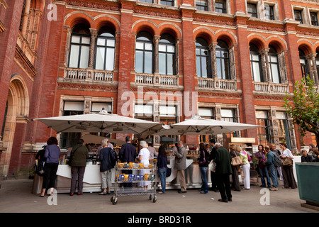 Relax nel John Madejski Garden presso il Victoria and Albert Museum Foto Stock