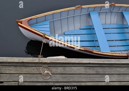 Piccolo squallido sul dock presso il Centro per le barche in legno, in Seattle Washington. Foto Stock