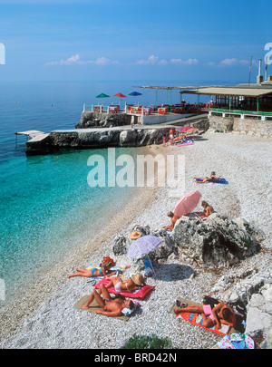 Taverna sulla piccola spiaggia vicino a Nissaki, Corfù (Corfu, Isole Ionie, Grecia Foto Stock