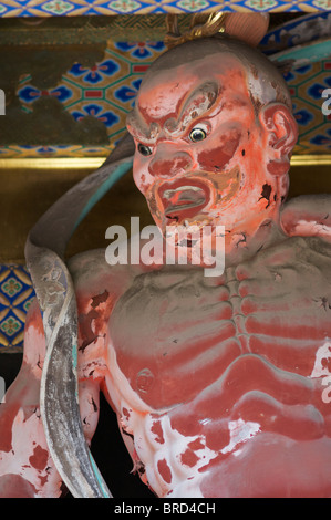 Custode al Santuario di Nikko, Giappone - la Porta Yomeimon Foto Stock