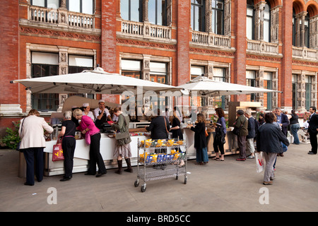 Relax nel John Madejski Garden presso il Victoria and Albert Museum Foto Stock