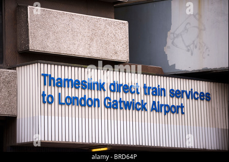 Thameslink treni diretti per l' Aeroporto di Gatwick Foto Stock