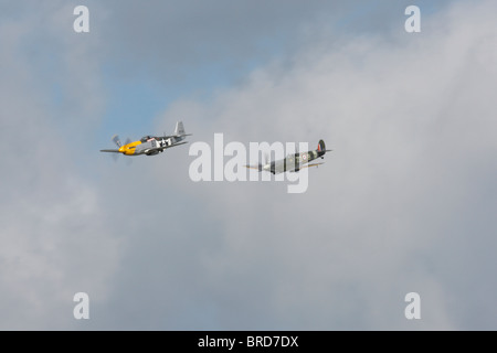 P51D Mustang feroce Frankie e un Mk IXB Supermarine Spitfire volare in formazione. Foto Stock