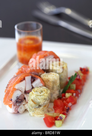 Terrina di polipo salmone spagnolo fredda zuppa di aragosta Gaspachio frittata Foto Stock