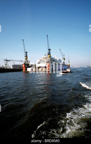 Dock 10 di Blohm + Voss cantiere navale nel porto di Amburgo. Hapag-Lloyd proprietà crociera MS Europa è collegato a una docking station per la manutenzione. Foto Stock