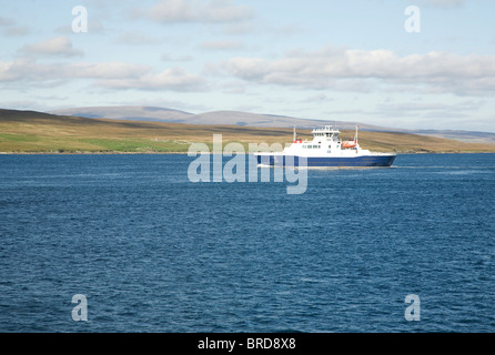 Traghetto tra Yell e terraferma, passando Bigga isola, isole Shetland, Scozia Foto Stock