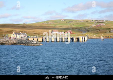 Vista di Ulsta, Yell, dal traghetto, Yell, isole Shetland, Scozia Foto Stock