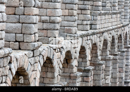 Vista lungo gli archi dell'Acquedotto Romano ponte, costruito nel I secolo d.c. di Segovia Spagna. Foto Stock