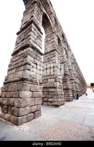 Vista lungo gli archi dell'Acquedotto Romano ponte, costruito nel I secolo d.c. di Segovia Spagna. Foto Stock