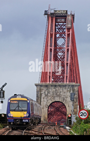 Un " commuter " treno attraversa il Ponte di Forth Rail lasciando North Queensferry stazione, Fife, Scozia Foto Stock