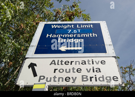 Accedi a sud-ovest di Londra che mostra il peso del veicolo limite per Hammersmith Bridge e le indicazioni per il percorso alternativo tramite putney Foto Stock