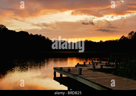 Tramonto sul lago e il Dock al Monte di San Francesco in Floyds County, Indiana Foto Stock